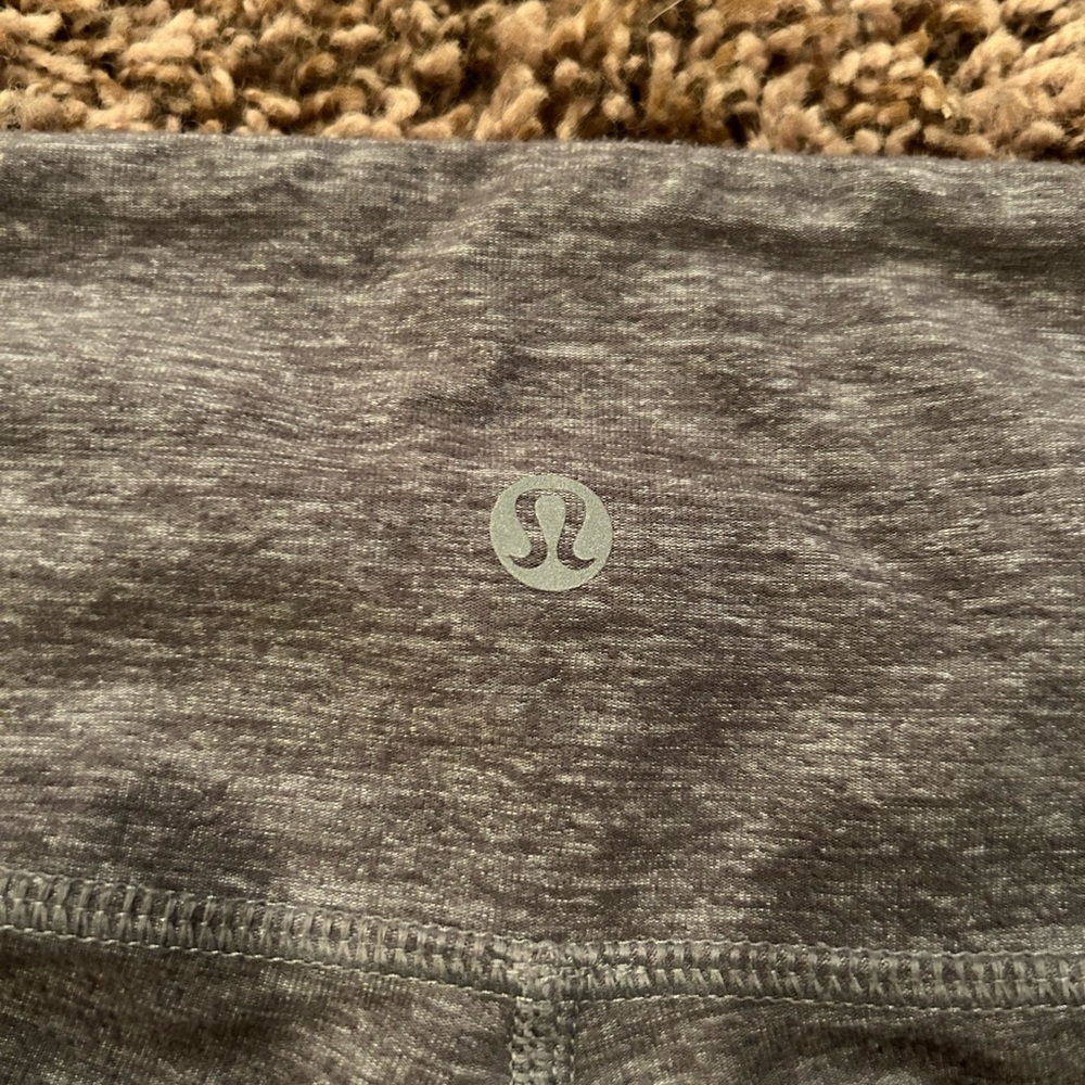 Lululemon Grey Capri Leggings Size Small (2/4)
